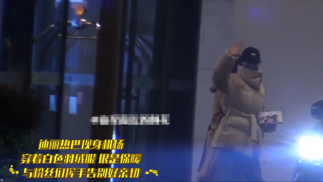 迪丽热巴|迪丽热巴不修边幅逛商场,手里提满奢侈品,边走边掏耳朵不顾形象