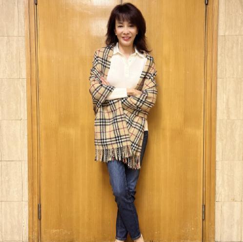 胡文阁|郑裕玲晒全身照,整容脸与年轻时判若两人,曾在金马奖调侃黄渤