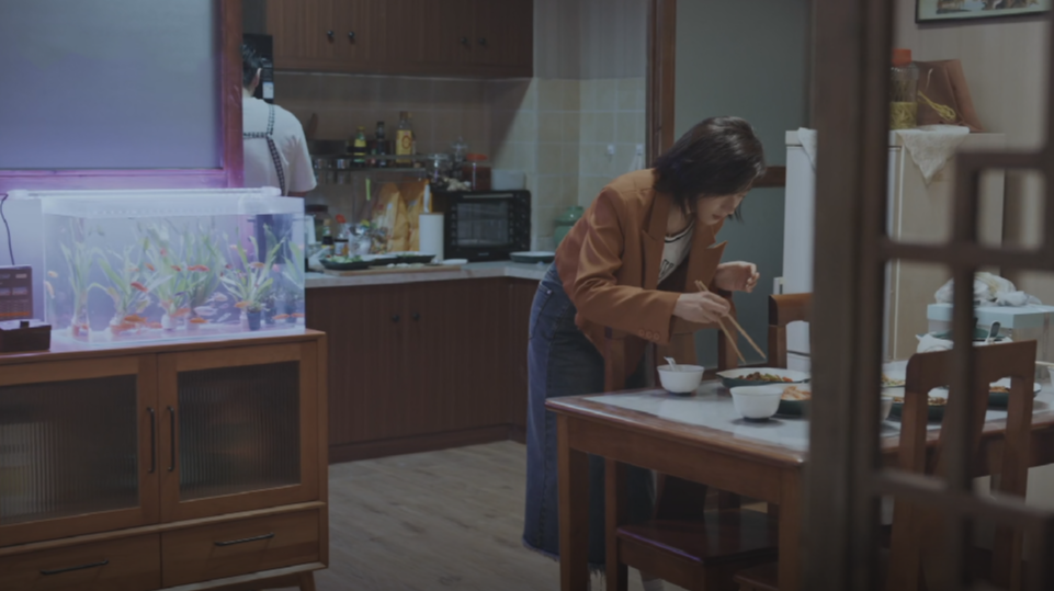 操纵股价|女总监也可以穿平底鞋，《女士的品格》万茜刘敏涛职场造型有新意