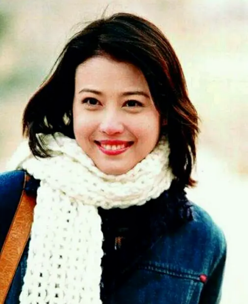 周海媚|周海媚：婚姻失败后放纵一生，靠美貌征服9个男人，今与爱犬相伴