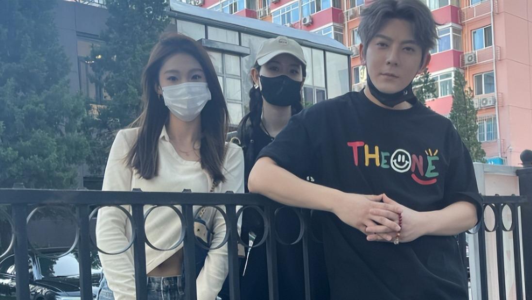 陈翔|陈翔逛街被偶遇！与女粉丝合照站台阶“增高”，被侃大腿又粗又短