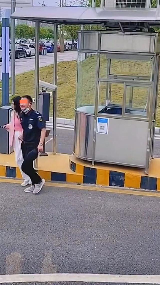 女子周末不上班,全程来陪伴当保安的男友,老板看到后表示很羡慕