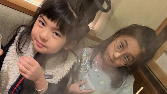 贾静雯|贾静雯晒祖孙三代逛街照，波妞颜值逐渐赶超咘咘，70岁外婆气质佳