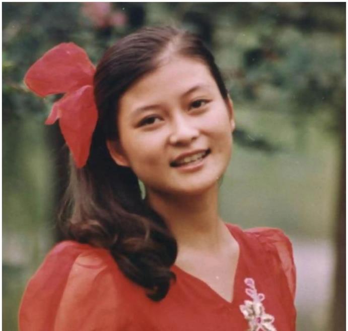 朱晓琳|15岁唱《妈妈的吻》爆红,隐退后经商惨败的朱晓琳,如今怎么样?