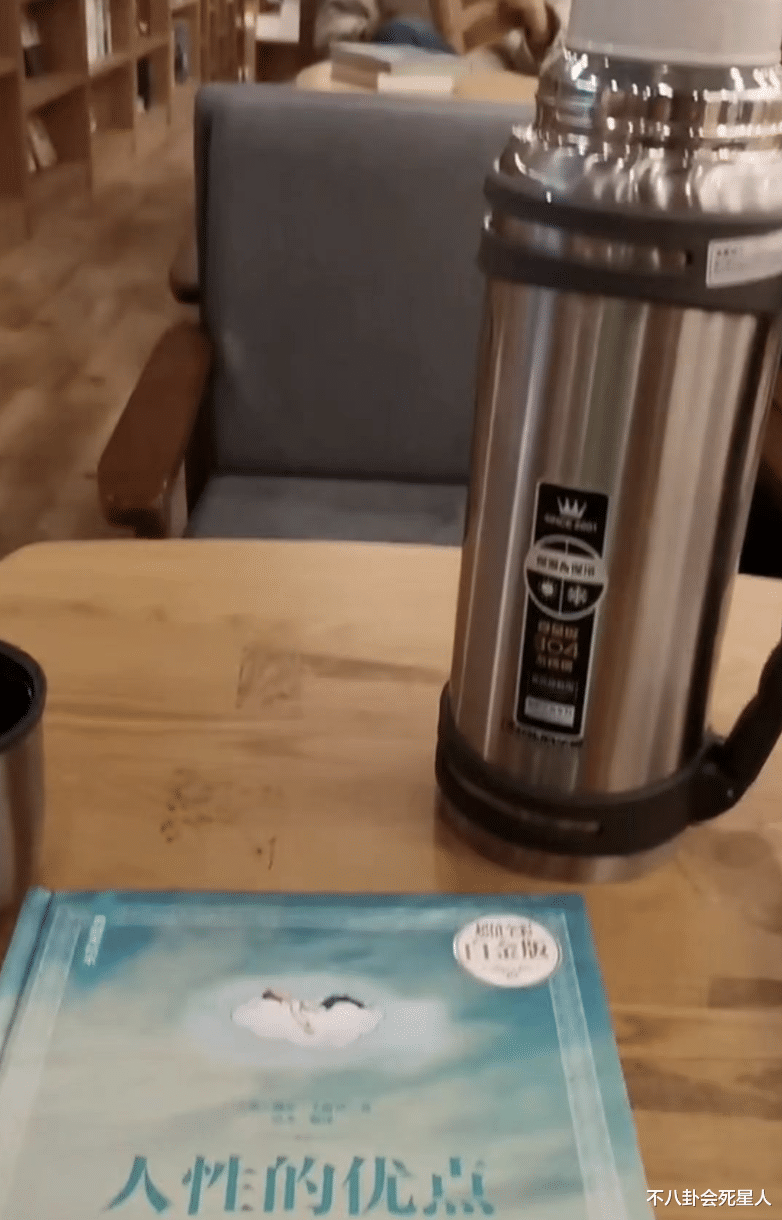 李菁菁|52岁李菁菁离婚后现状：两鬓斑白妆容精致，独自带女儿过年