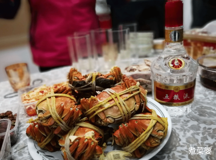 江苏一大叔，给博士儿子接风，场面盛大，酒菜奢侈，来宾：开眼了