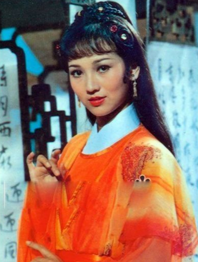 化妆师 古典第一美人,68岁骑摩托,涂红唇戴墨镜又美又飒,秒变飞车女侠