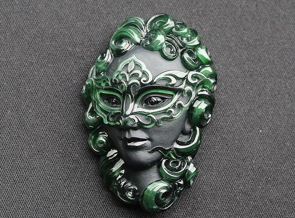 翡翠|准备丢垃圾桶的翡翠废料,被雕刻一番后,转手就卖十万!