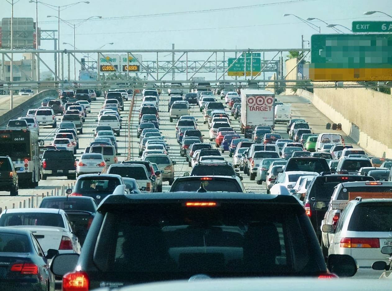 高速开车时速120,看见限速80需要急刹吗?交警给出答案