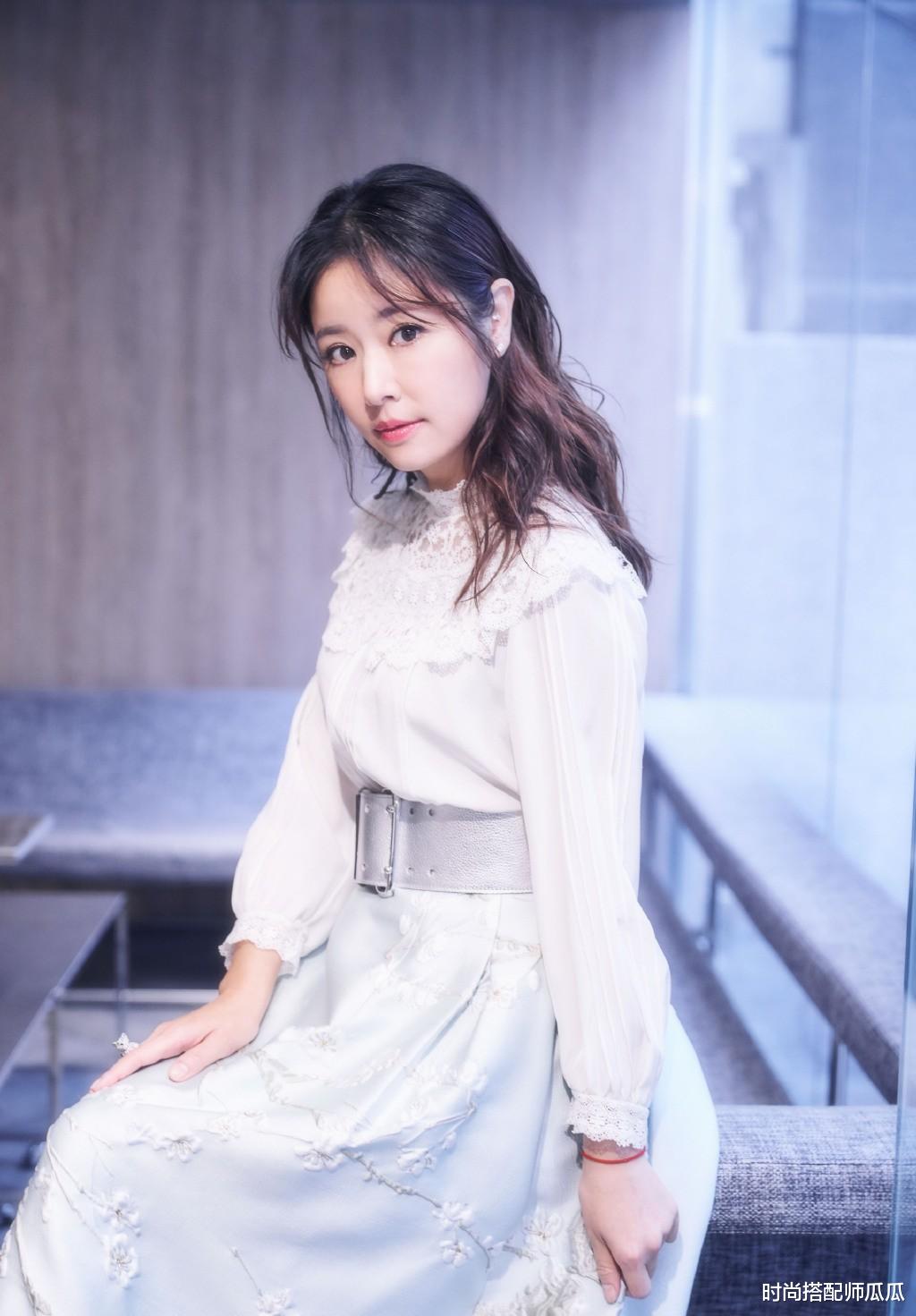 烫发 ?奔五的女人快远离“泰迪卷”!这3款烫发更适合你,显脸小还洋气