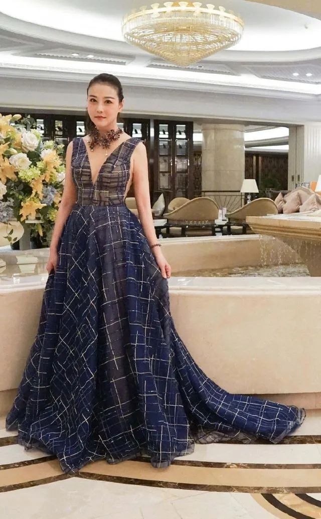 格纹 55岁周海媚发福也时髦，穿格纹连衣裙配高马尾，气质丝毫不输当年