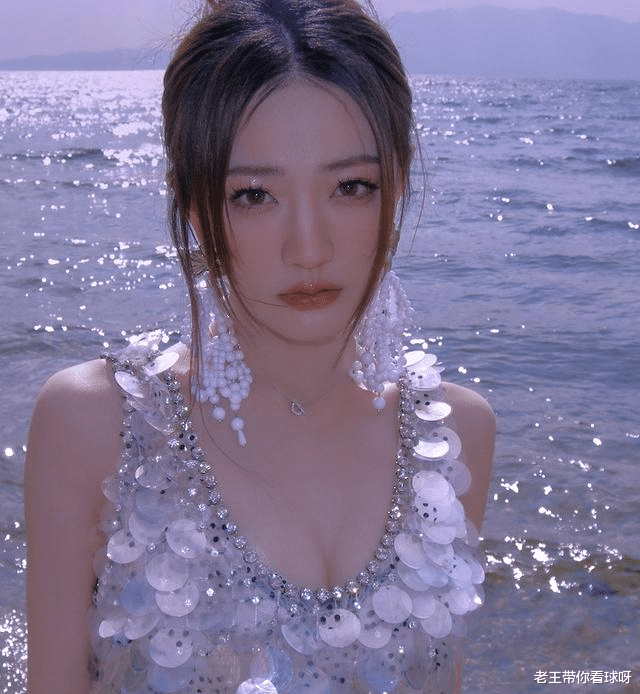 徐璐|徐璐在云南拍写真，把一地碎石当沙滩，躺在上面摆造型