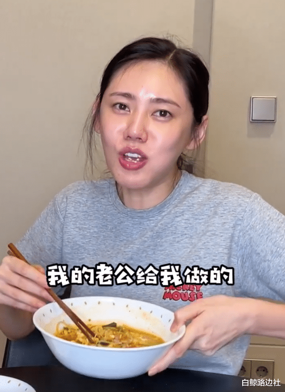 秋瓷炫|于晓光深夜给秋瓷炫做面！女方狂吃汤都喝光，哽咽称人生幸福就好