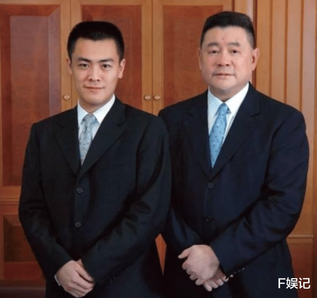 刘鸣炜|平凡灰姑娘倒追成功！刘銮雄长子刘鸣炜晒与女友甜蜜互搂宣布再婚