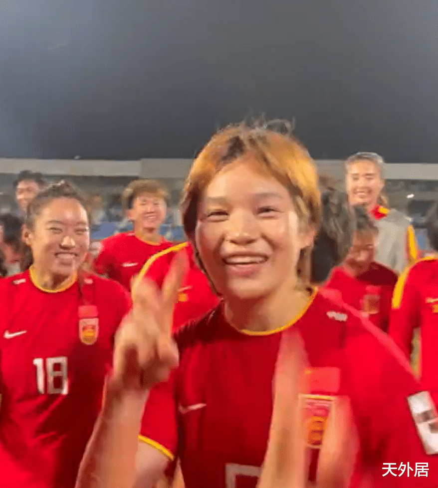 日本队|全员黑脸，日本队赛后球场内开会！中国女足集体合影狂欢也没走