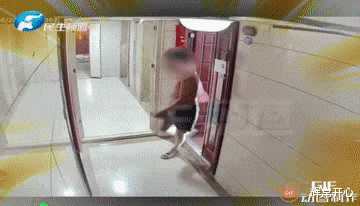 男子家正在装修,邻居嫌吵飞来一脚踹门,堵锁眼、踹锁、摔摄像头都做了