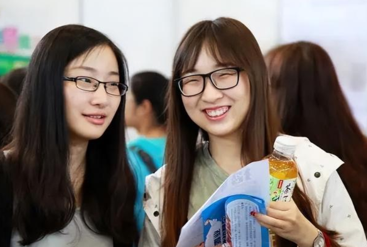 00后|00后大学生无欲无求,找工作也不紧不慢,自己开心却愁坏了家长