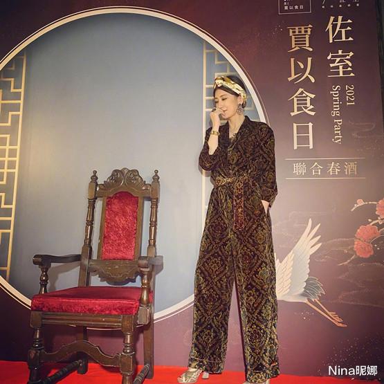 贾静雯|贾静雯年后珠宝首秀,赴展穿露肩裙彻底放开秀身材,这直尺肩太牛