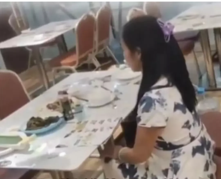 广东,广州。一女子在李先生店里吃了100多元的菜,可吃完之后竟然说要挂账