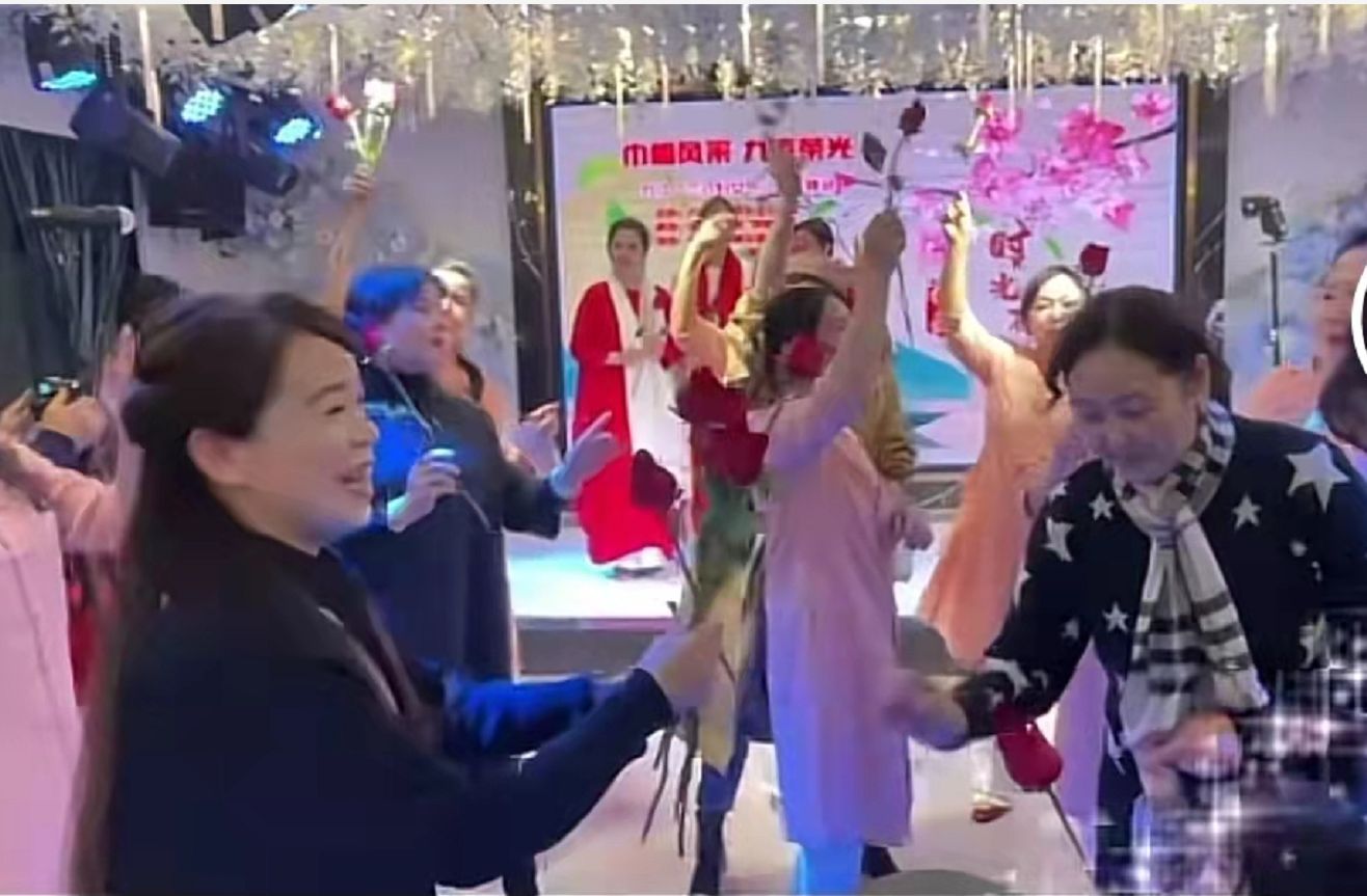 许敏|许敏参加女神节活动，现场朗诵爱莲说，悦悦遗传了许妈优良基因