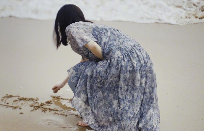 景甜|景甜晒海边随拍,一袭碎花纱裙尽显优雅,不愧是“百变女神”