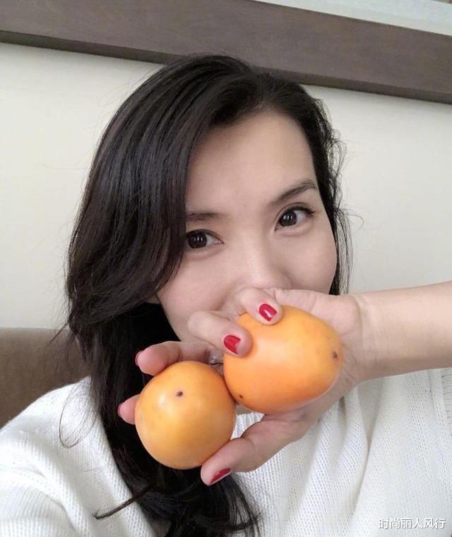 陈好|42岁陈好重回万人迷！光脚拍大片性感到骨子里，赢过大半个娱乐圈