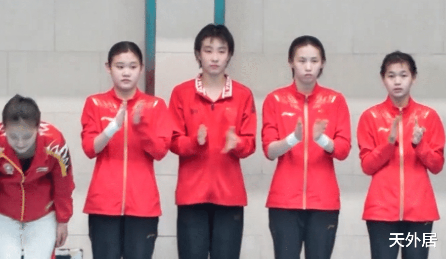 全红婵|全红婵再登热搜！镜头前婀娜多姿，中国跳水梦之队最新全家福
