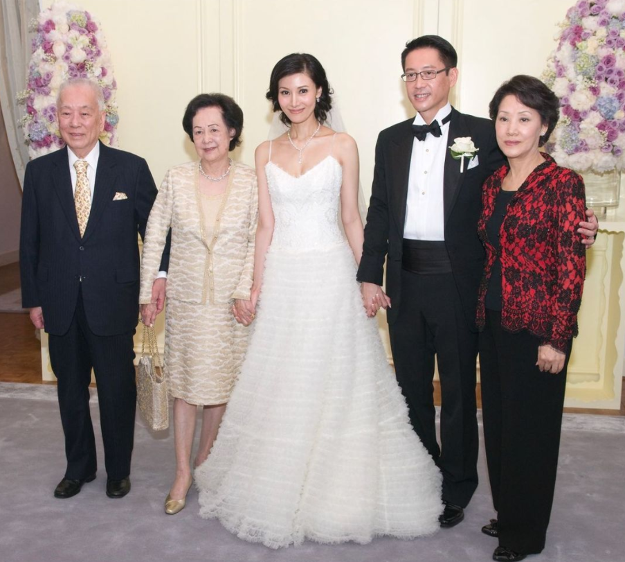 |李嘉欣自曝病重入ICU抢救48小时，公开病床照脸色憔悴虚弱