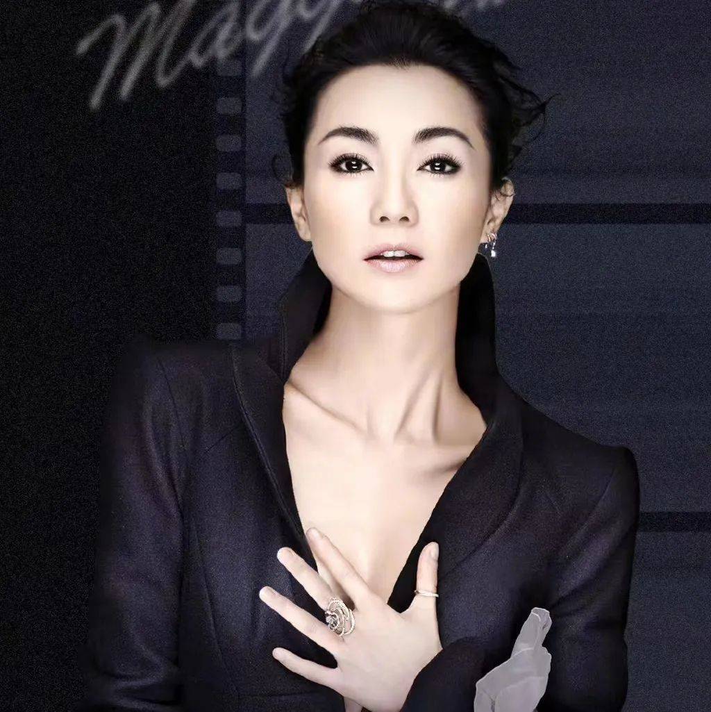 张曼玉|张曼玉连更3条动态,穿黑丝吊带裙秀好身材,她也要开始直播带货了?