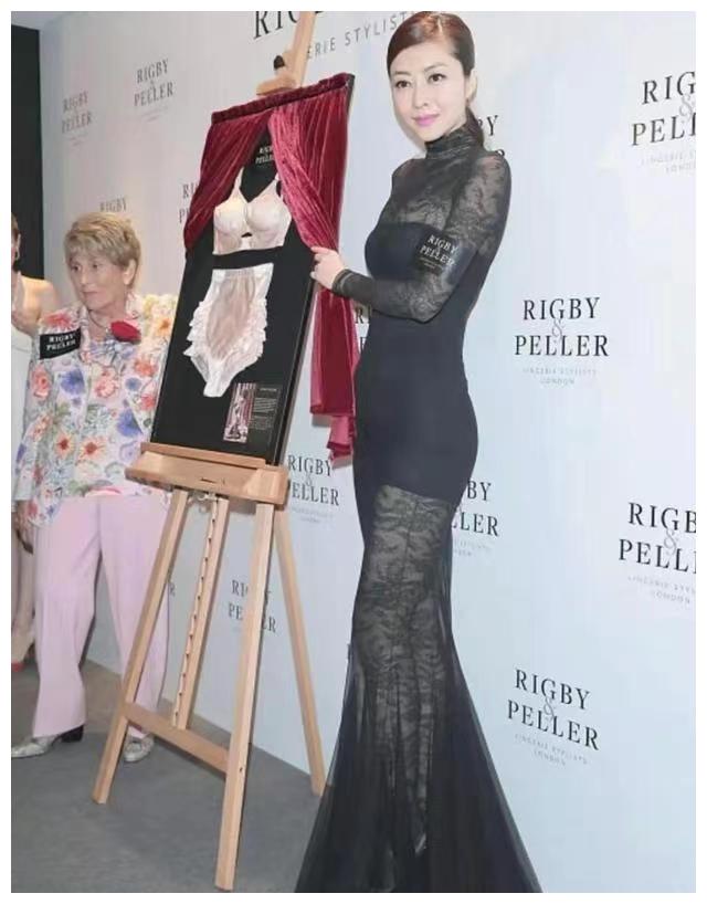 熊黛林|“熊黛林”真是性感尤物，穿一袭黑色连衣裙秀身材，让人目不转睛