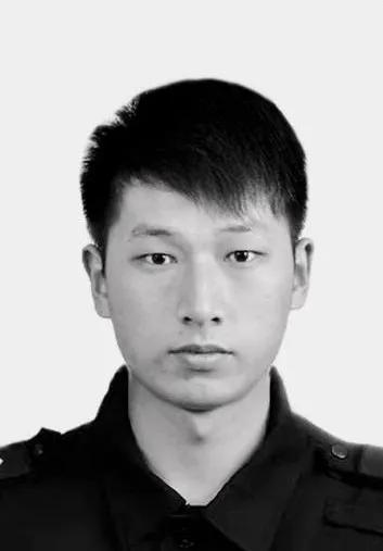 辅警与持刀歹徒英勇搏斗,不幸因公牺牲,年仅28岁