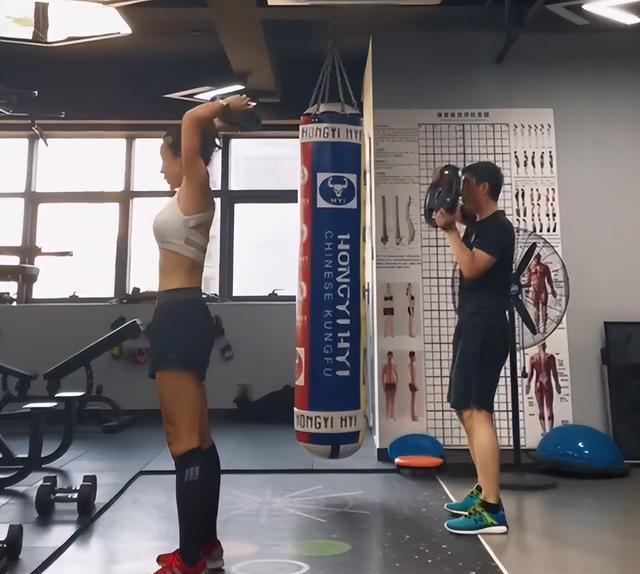 谢苗|谢苗夫妇现身健身房!演员妻子穿背心大秀身材,凹凸有致曲线完美