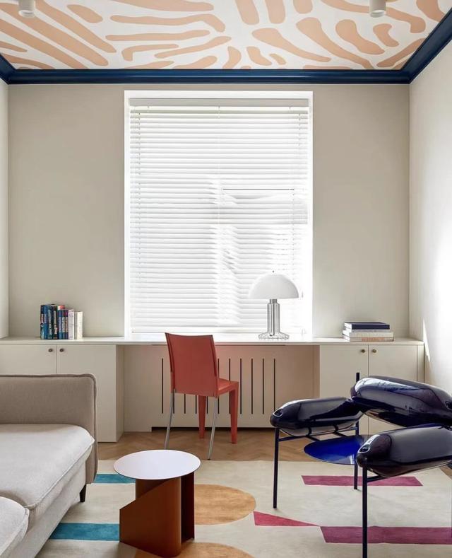 俄罗斯90㎡三室的家,撞色有个性布置很高级,网友:藏着浪漫与自由