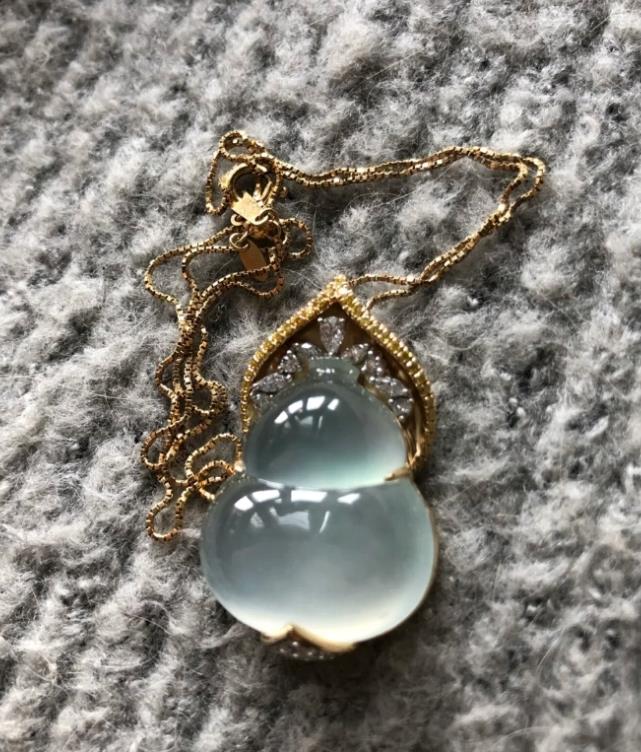 |店员为翡翠吊坠配绳，一不留神摔碎了，感叹工资全没了！