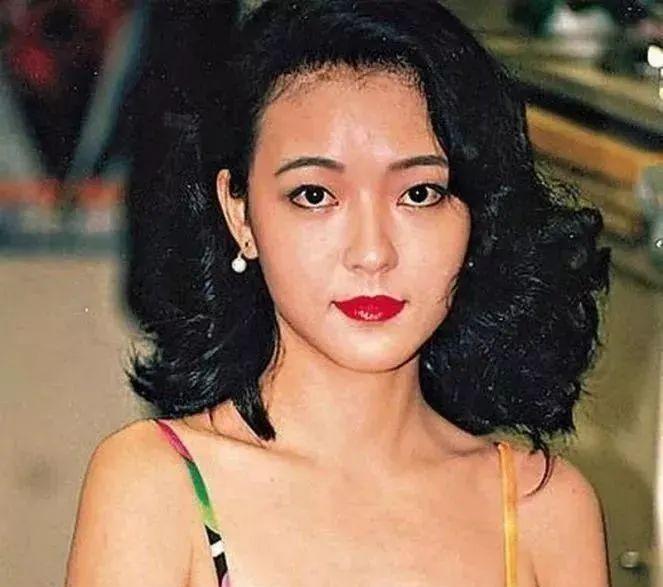 TVB|50岁TVB女艺人坐公车吃路边摊,经商亏损百万,内地买房养老