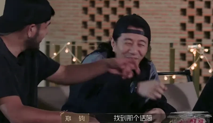 |郑钧的形象已经崩塌了，活脱脱的就是一个喜剧人呀