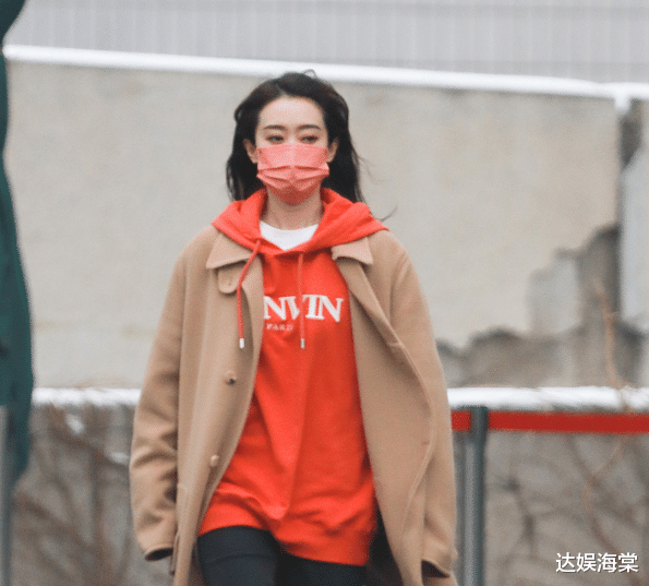 春晚|2022春晚大联排：朱一龙王源低调现身，张小斐状态满满走路带风