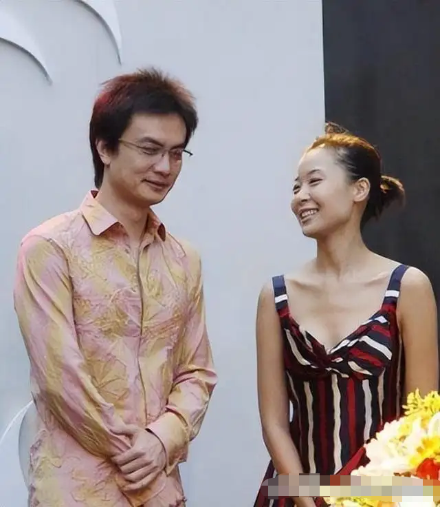 柯蓝|众星现身艺术活动：柯蓝面部显僵硬，鲁豫穿皮裤瘦得脖子青筋直冒