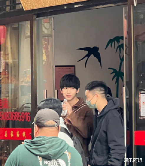 发型 彭昱畅瘦身大成功，新戏路透回归少年感，但小揪揪造型被吐槽土气