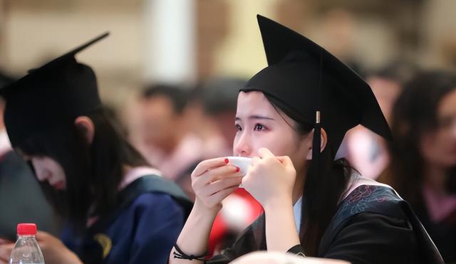 hr|资深HR坦言,这类大学生,简历不用翻开,看一眼就可以被淘汰了