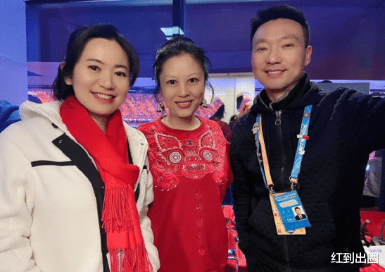 康辉|康辉冬奥主持幕后：桌上保温杯胸口别冰墩墩，法语主持曝光太惊艳