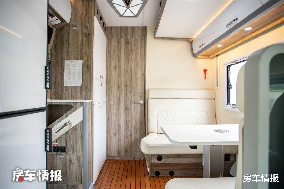 房车里的独立厨房真爽!爆炒不怕油烟,10度电空调尽情开还能冲澡