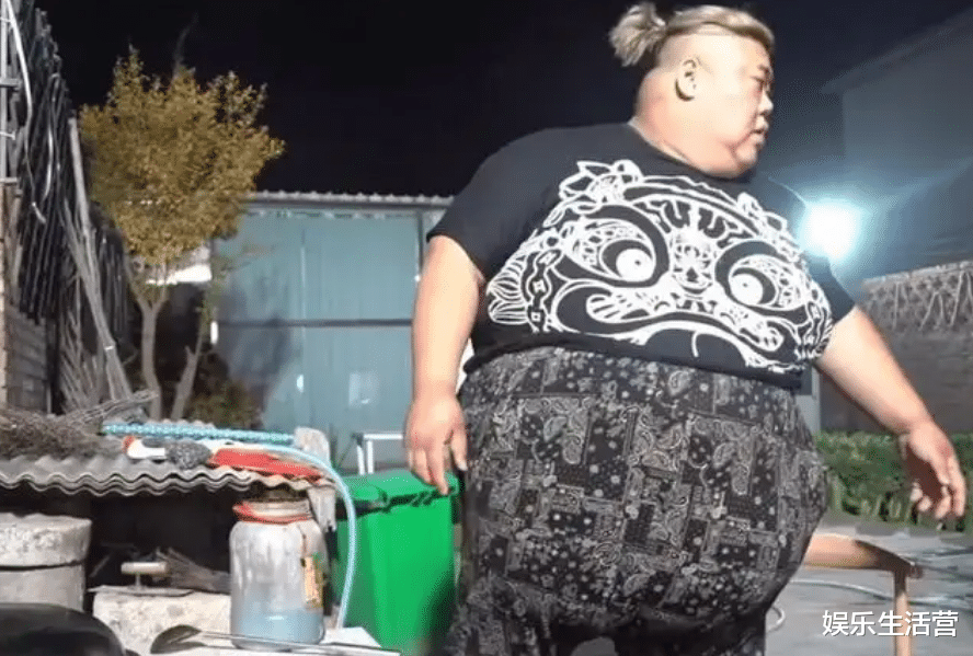 真人版波刚？百万粉胖猴仔游泳，大肥肚抢镜，网友：瘦的不明显