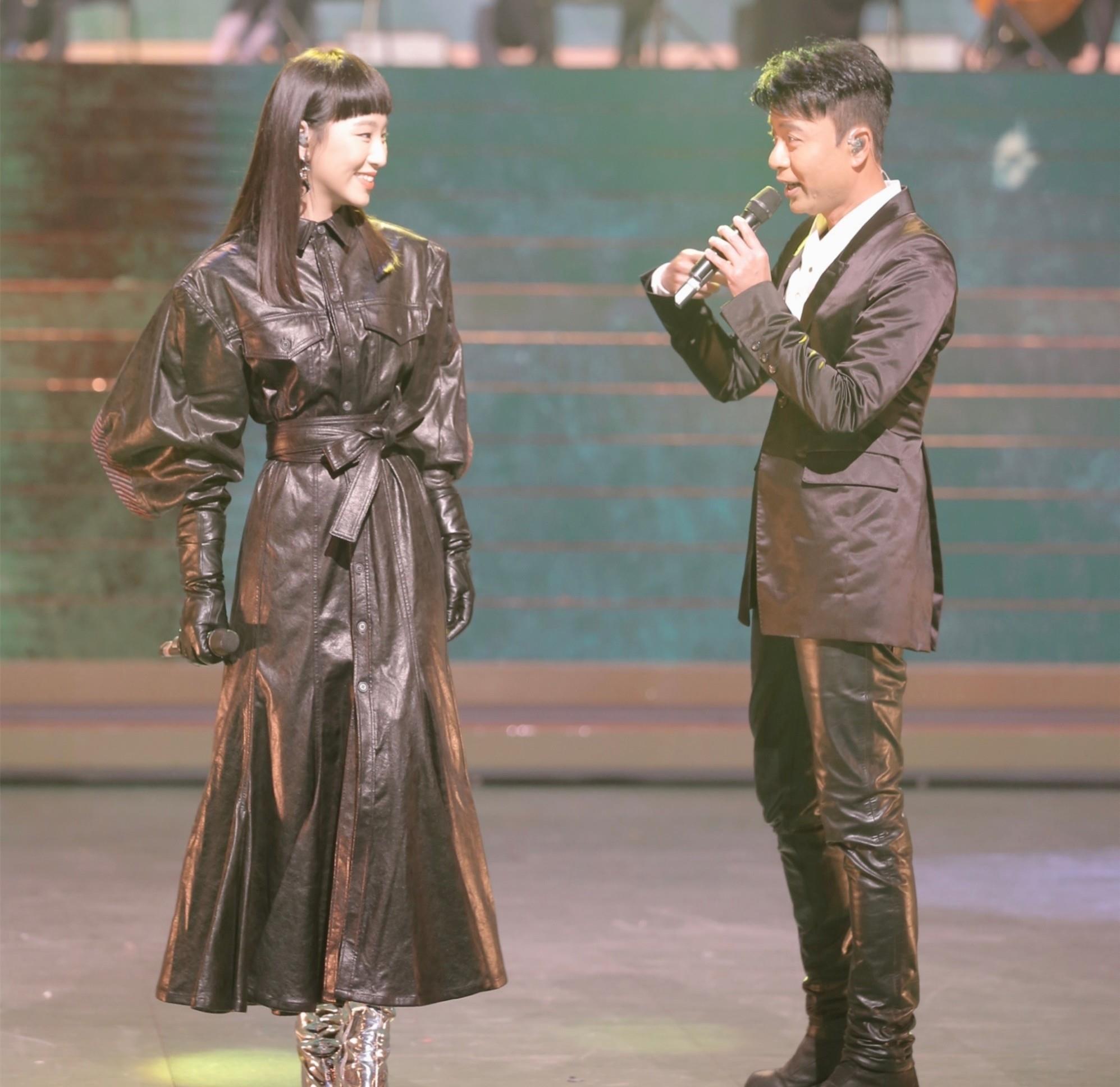 炎明熹|17岁港圈唱将炎明熹!父母定居内地,粤语歌开口跪,打破刻板印象