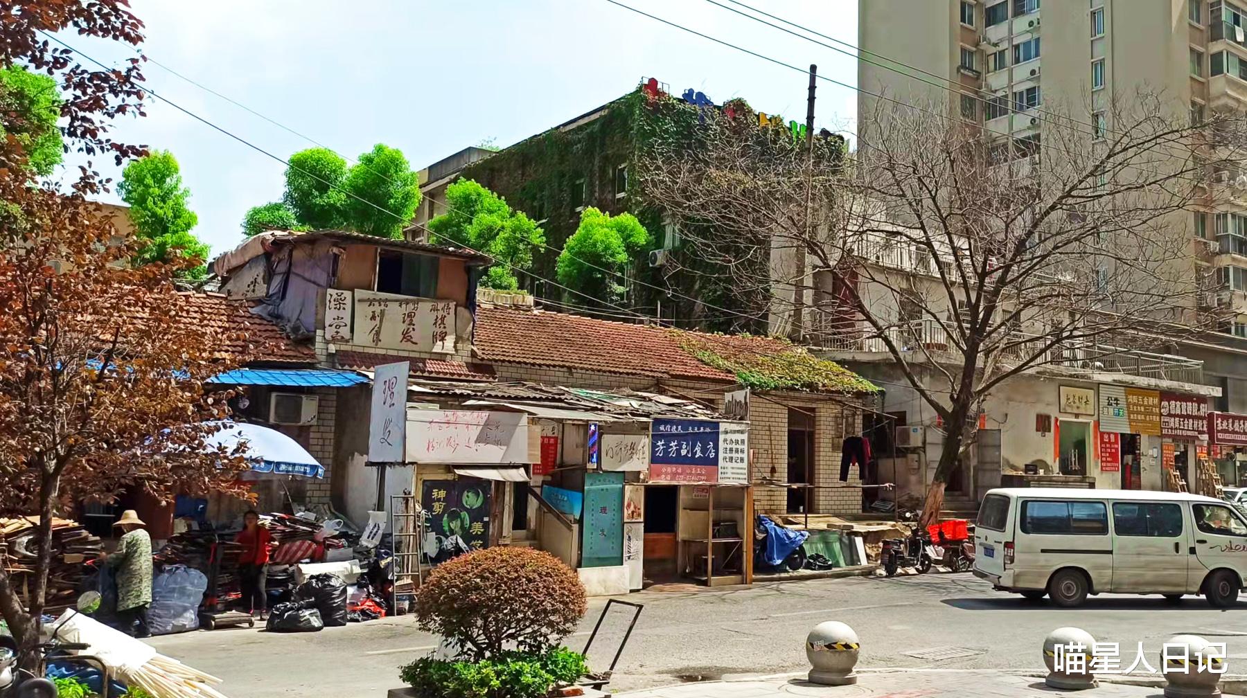 在武汉闹市随拍,高楼大厦中仅剩一排老民房,充满复古城寨风格