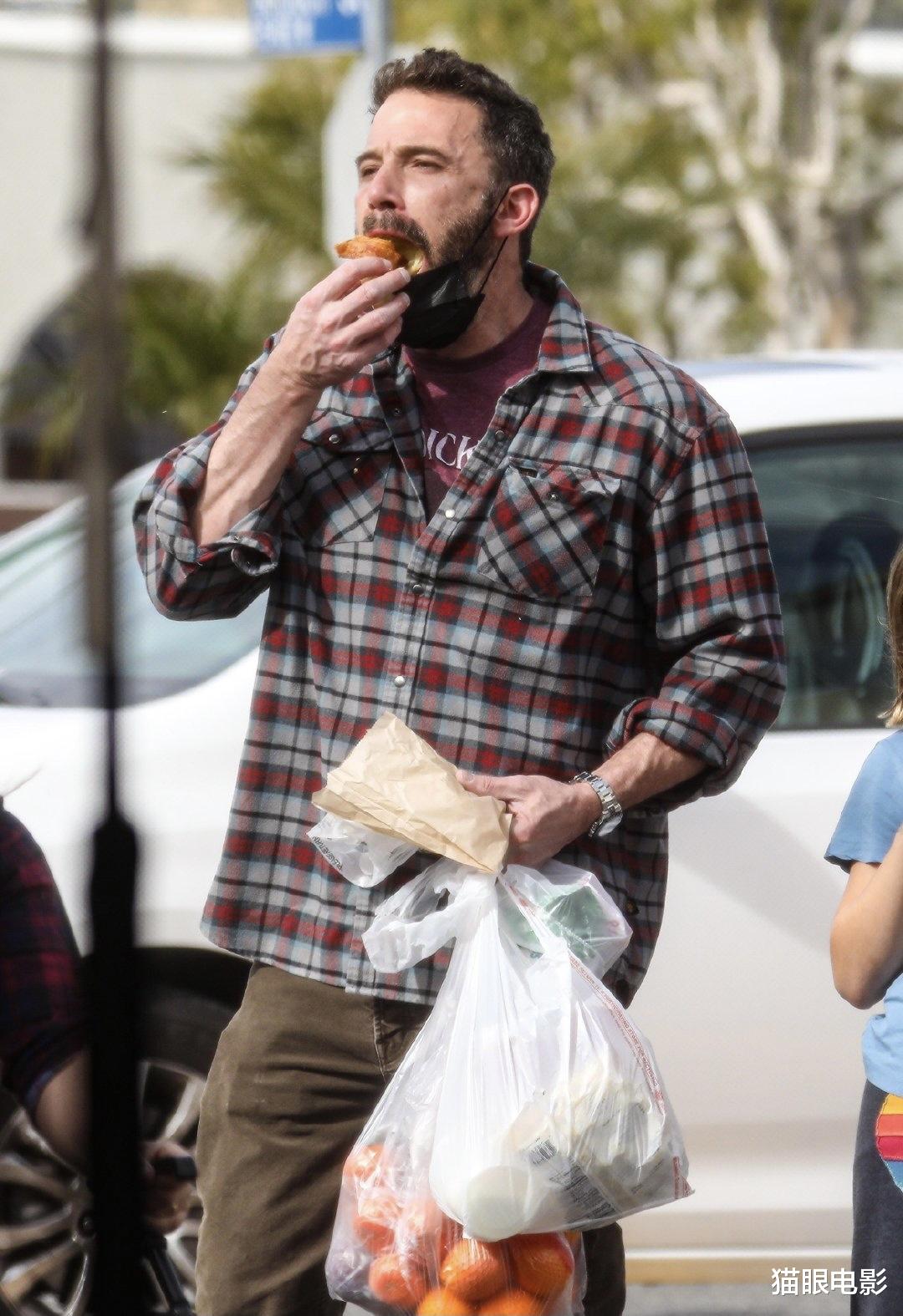 本·阿弗莱克|50岁蝙蝠侠大本逛农贸市场，跟儿子边走边吃面包，吃得腮都鼓了