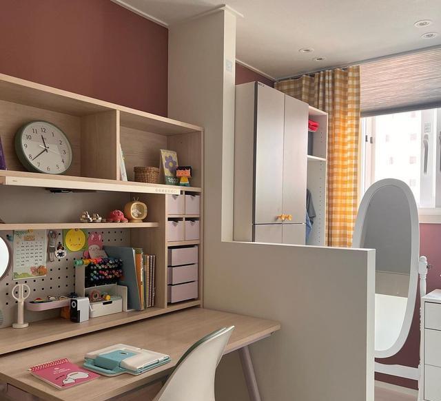 不追求花里胡哨,客厅丢掉茶几、电视柜,100入住5年,宽敞舒适