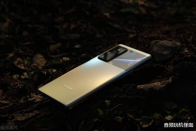 |从荣耀新机身上,洞悉出手机市场未来发展规律,来源于需求!