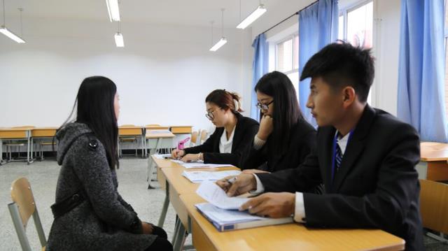 女子面试时发现自己的室友,网友:到底是同学?还是室友?