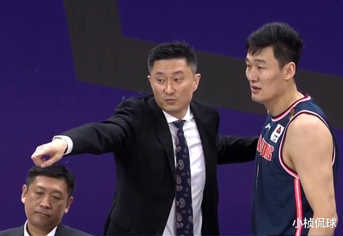 苏伟|苏伟两次伸腿躲过处罚，杨鸣放弃新外援原因曝光，上海再伤一新星